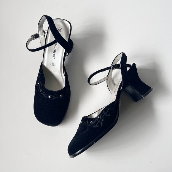 Highlights Shoes - Vintage 90s square toe whimsigoth fairy black velvet chunky heels pumps size 8.5